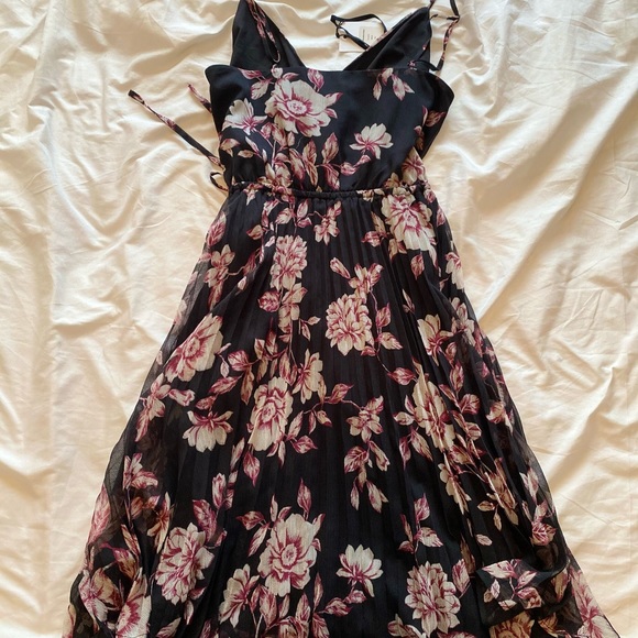 ALI & JAY FLORAL PLEATED MIDI DRESS - Picture 3 of 4